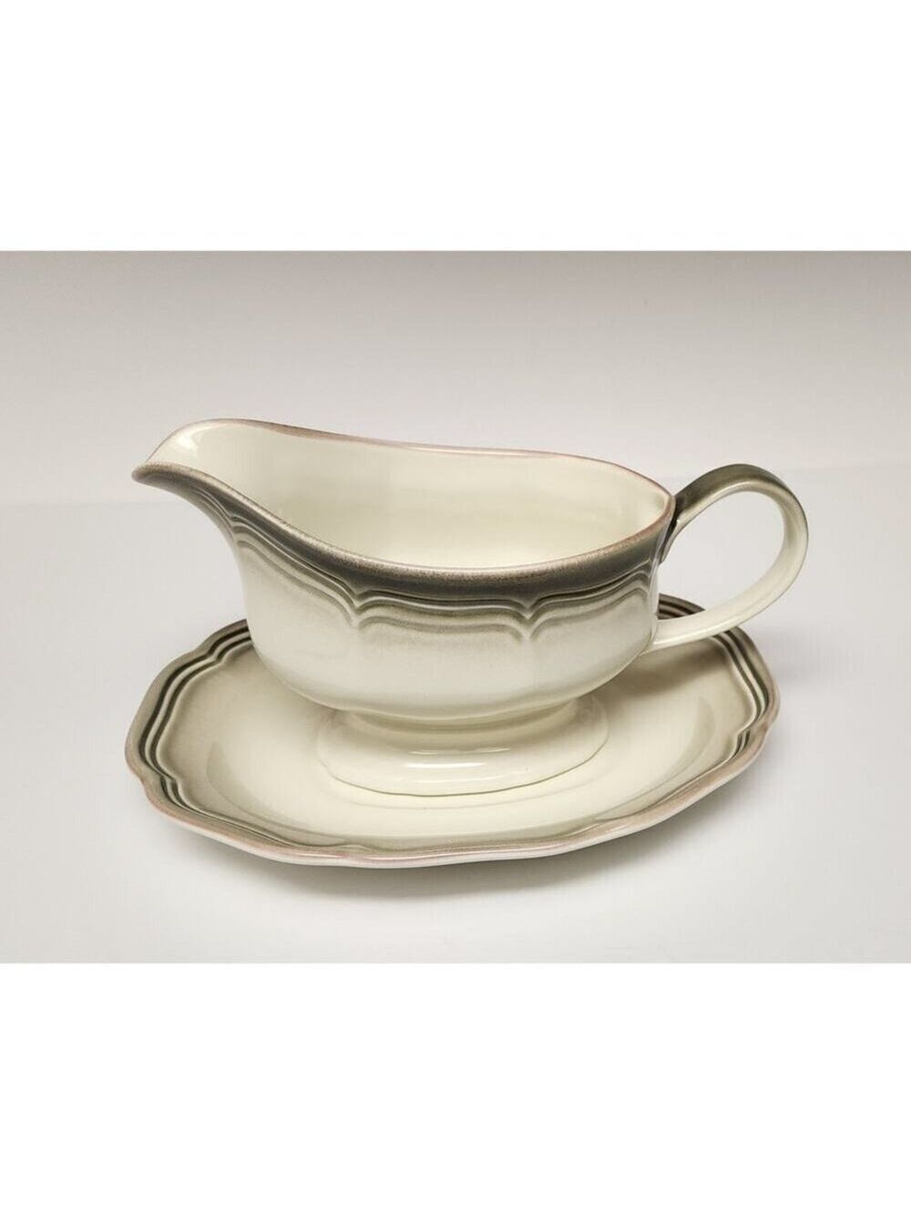 Mikasa Ceramic Gravy Boat & Underplate
Country Estate (D8800) Brown/Green